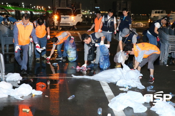 NSP통신-29일 밤 포항국제불빛축제가 끝난 후 행사장 일원에서 환경정화활동을 펼치고 있는 포항제철소 외주파트너사 임직원들 (포항제철소)