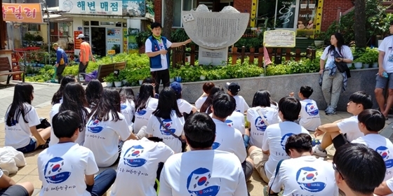 NSP통신-독도홍보관 길종성 관장이 독도는 우리 땅의 노래비 앞에서 기념비 설립 과정을 설명하고 있다. (독도사랑회)