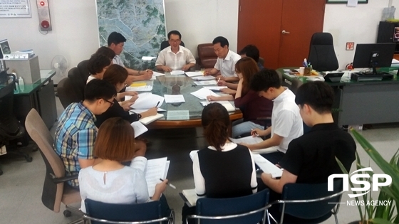 NSP통신-성주읍 행정복지센터 관계자들이 규제 개혁을 위한 토론을 진행하고 있다. (경북 성주군 제공)