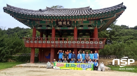 NSP통신-수룬면 환경지도자 협의회 회원들이 환경 정화 활동을 마치고 기념 촬영을 가졌다. (경북 성주군 제공)