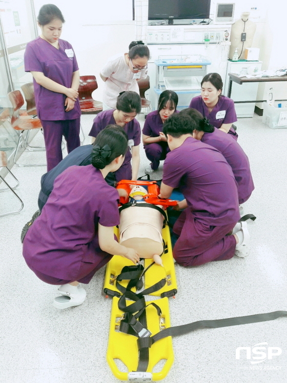 NSP통신-7월 19일부터 22일까지 대구과학대 간호학과 실습실에서 진행된 항공간호 기본교육과정에서 간호학과 학생들이 실습을 하고 있다. (대구과학대학교)