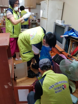 [NSP PHOTO]평택시 서정동지역보장 協, 취약계층 가구 대청소 전개