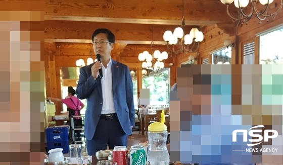 NSP통신-최성 고양시장이 고양시 출입 기자들과의 간담회에서 100만 도시 3주년 기념 고양시 미래비전 대토론회에 대해 말하고 있다. (강은태 기자)