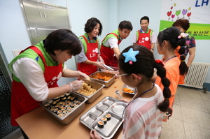 [NSP PHOTO]LH봉사단, 임대주택 맞벌이부부가정 아동들에게 점심제공