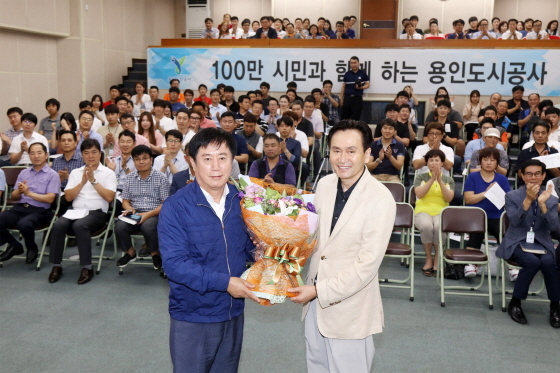 NSP통신-용인도시공사 최우수 공기업 선정 사진은 좌에 정찬민 용인시장. (용인시)