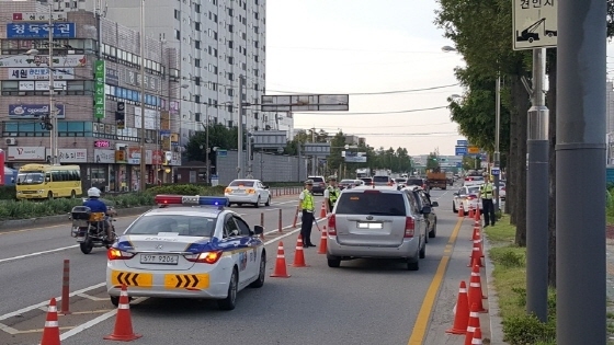 NSP통신-경기남부청 관계자들이 숙취운전 음주단속을 실시하고 있는 모습. (경기남부경찰청)