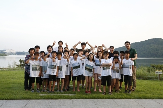 NSP통신-사진교실 참가학생들이 단체 사진을 찍는 모습 (한진)