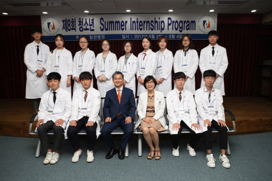 NSP통신-힘찬병원 이수찬 대표원장(가운데 왼쪽)과 부평힘찬병원 박혜영 이사장(가운데 오른쪽)이 인턴십 참가학생들과 기념 촬영을 하고 있다