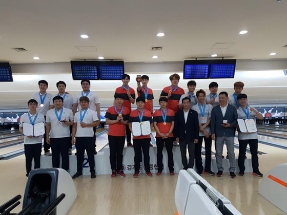 NSP통신-▲천안시청 볼링팀 심한솔 선수와 차인호, 오상현, 심한솔, 민의도, 김한민, 천재우 5인조가 메달을 획득하고 포즈를 취하고 있다 (천안시)