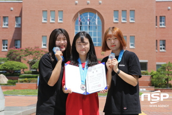 NSP통신-3인조전에서 준우승한 계명문화대학교 볼링선수들이 메달과 상장을 내보이며 환하게 웃고 있다.(좌측부터 이예빈, 김소진, 정혜진 학생). (계명문화대학교)