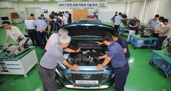 NSP통신-최근 출시된 소형 SUV 코나에 탑재된 엔진과 주행안전기술 및 편의장치 등 신기술을 교육받고 있는 연수 참가자들의 모습 (현대차)