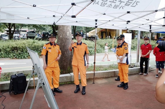 NSP통신-9일 이재열 경기도재난안전본부장이 가평군 산장국민관광지를 방문해 물놀이 안전시설 및 운영 실태를 확인, 점검하고 있는 모습. (경기도재난안전본부)