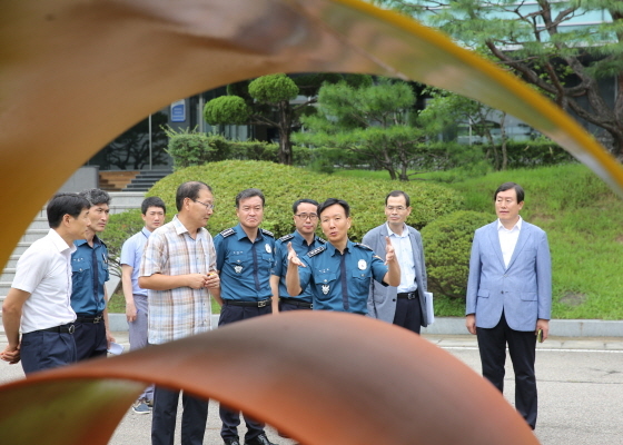 NSP통신-이기창 경기남부청장이 한국수자원공사 팔당권관리단을 방문해 시설 관계자들을 격려하고 있는 모습. (경기남부경찰청)