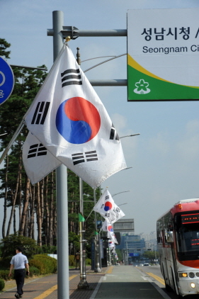 NSP통신-성남시청 도로변에 달린 태극기가 바람에 펄럭이고 있는 모습.