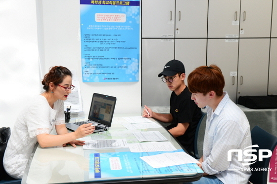 NSP통신-학생진로개발센터 박정애(사진왼쪽) 상담사가 복학생들과 대학 적응 검사 및 상담을 하고 있다. (대구보건대학교)