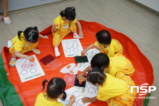 NSP통신-11일 대구과학대학교 북구 강북 어린이급식관리지원센터가 교내 창의놀이터 유캔에서 운영 중인 당근촉감놀이-요퍼먼스특화교실에서 유아들이 당근 도장 찍기 체험을 하고 있다. (대구한의대학교)