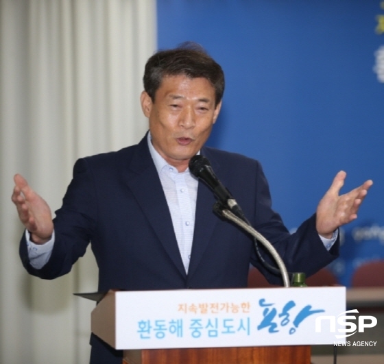 NSP통신-최영섭 포항시 농업기술센터 소장이 친환경 학교급식 계약재배 확대 추진을 주제로 브리핑을 하고 있다. (포항시)