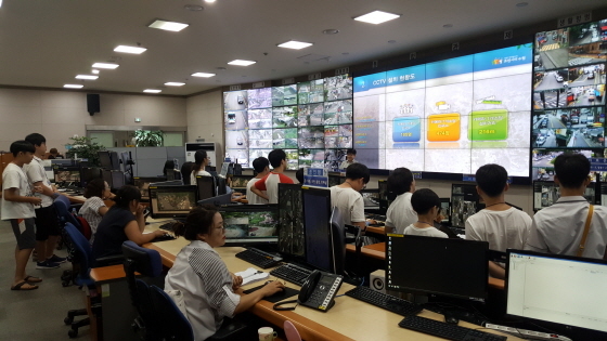 NSP통신-초등학생들이 수원시 도시안전통합센터 CCTV 통합관제상황실을 견학하고 있다. (수원시)