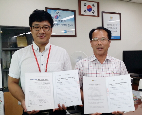 NSP통신-장동훈 수원시 여성정책과장(오른쪽)과 이승범 케이티텔레캅 과장이 업무협약 후 기념촬영을 하고 있다. (수원시)