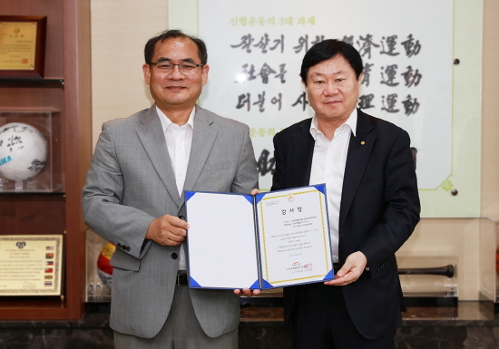 NSP통신-(사진 왼쪽부터)한국백혈병소아암협회 천진욱 사무총장, 문철상 신협중앙회장