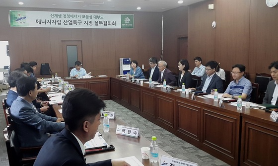 NSP통신-17일 한국수자원공사 시화조력관리단 회의실에서 제종길 안산시장 주제하에 제1회대부도 에너지 자립 산업특구 지정 실무협의회가 진행되고 있는 모습. (안산시)