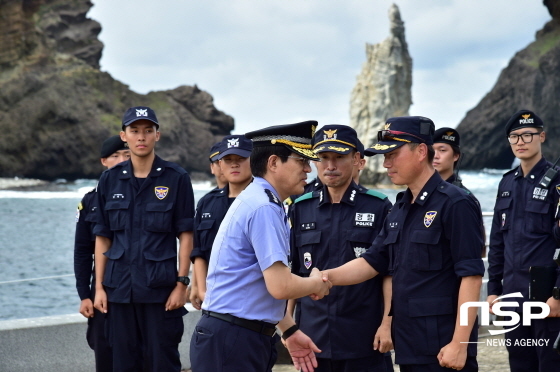 NSP통신-박경민 해양경찰청장이 독도를 방문해 독도경비대원들을 격려하고 있다. (동해지방해양경찰청)