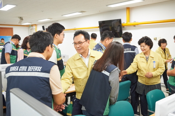 NSP통신-22일 경기 용인시청 을지연습장을 방문해 을지연습 위문하는 김중식 용인시의장을 비롯한 당대표와 의장단. (용인시의회)