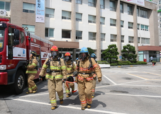 NSP통신-22일 용인소방서 구조대원들이 화재현장에서 구조한 응급환자를 응급의료소로 이동하는 훈련을 하고 있다. (용인소방서)