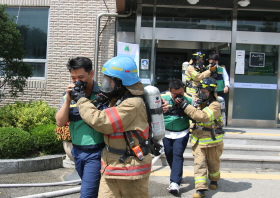 NSP통신-22일 용인소방서 소방대원들이 처인구청 테러대비 훈련에서 화재로 인해 고립된 인명을 대피시키는 훈련을 하고 있다. (용인소방서)