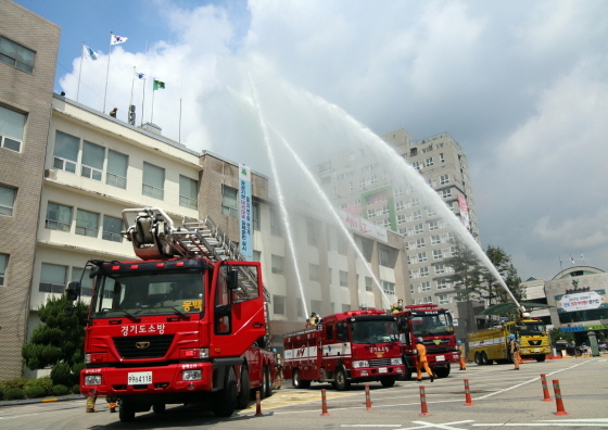 NSP통신-22일 용인소방서 소방대원들이 처인구청 테러대비 훈련에서 소방차를 이용해 화재가 발생한 화점에 집중방수하는 훈련을 하고 있다. (용인소방서)