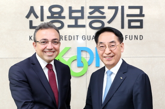NSP통신-황록 신용보증기금 이사장(사진 오른쪽)은 22일 오전 신용보증기금 대구 본사에서 터키 신용보증기금 이스멧 게르게를리(Ismet Gergerli) 사장과 상호 협력 강화 방안에 대해 협의했다.