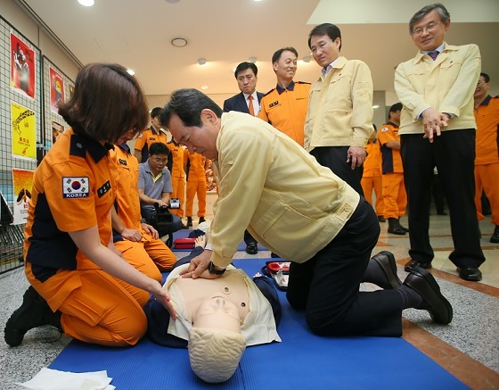 NSP통신-▲정세균 국회의장이 드론테러 및 재난대응 종합훈련을 참관하고 심폐소생술을 체험하고 있다. (국회)