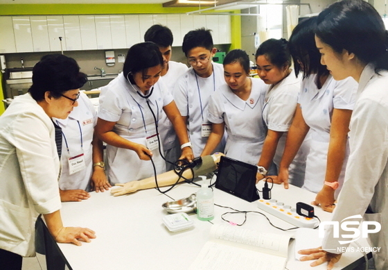 NSP통신-필리핀 간호학과 학생들이 혈압검사 실습을 하고 있다. (대구보건대학교)