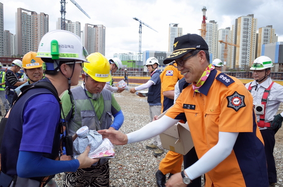 NSP통신-23일 수원시 영통구 망포동 아파트 신축공사장에서 이재열 재난안전본부장(오른쪽)이 공사장 관계자들을 격려하고 있는 모습. (재난안전본부)