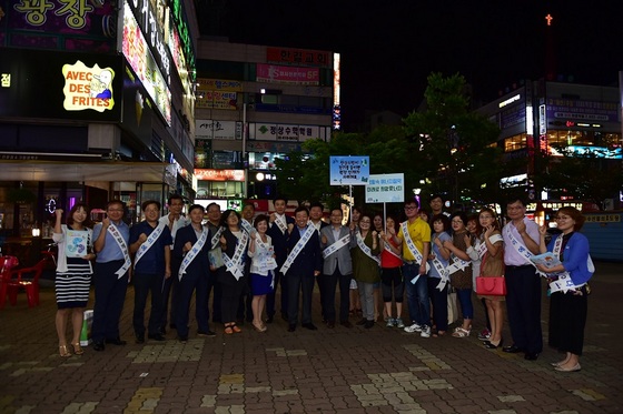 NSP통신-22일 안산문화광장에서 제종길 안산시장(앞줄 왼쪽 일곱번째)을 비롯해 시민들이 에너지의 날 기념행사 및 소등행사 후 기념촬영을 하는 모습. (안산시)