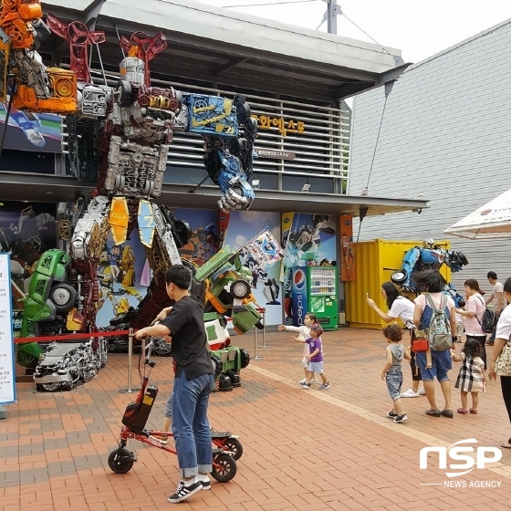 NSP통신-또봇 정크아트뮤지엄 입구 대형 로봇 (경주엑스포)
