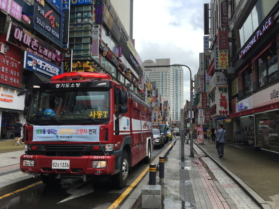 NSP통신-23일 안산소방서 관계자들이 중앙동 월드코아 일대에서 소방차 길 터주기 합동훈련을 실시하고 있는 모습. (안산소방서)