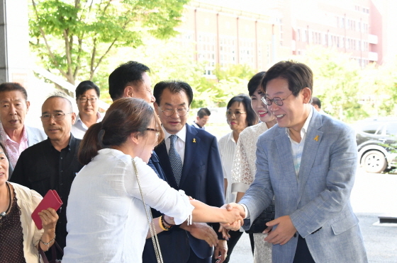 NSP통신-광주광역시를 찾은 광주시민들과 인사를 하고 있는 이재명 성남시장. (성남시)