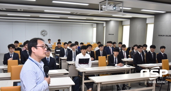 NSP통신-사진은 영진전문대학 사회맞춤형학과(전자정보통신계열 반도체공정기술반)를 통해 스태츠칩팩코리아에 조기 취업한 학생들을 이 대학 지도 교수들이 찾아, 격려하면서 파이팅을 외치는 모습. (영진전문대학)