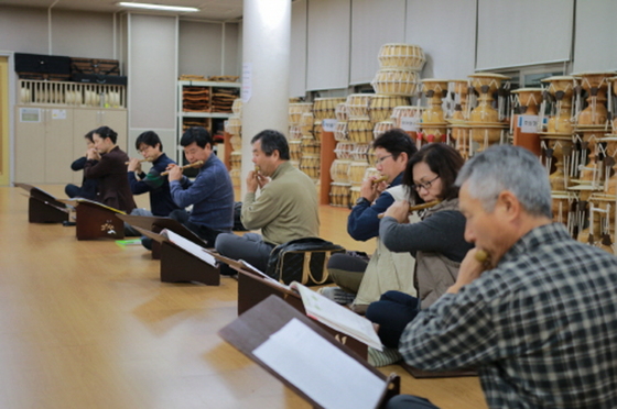 NSP통신-경기도국악당의 전통예술교육강좌 성인대금 교육 현장. (경기도국악당)