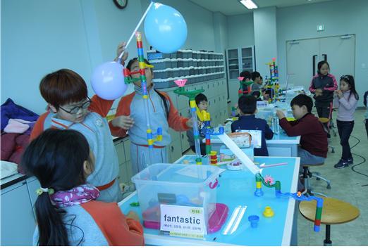 NSP통신-제1회 골드버그큰잔치에서 학생들이 골드버그 장치를 제작하고 있다. (대구시)