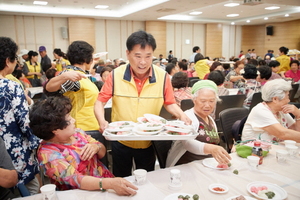 [NSP NEWS Image]이건영 용인시의원, 지역 어르신 식사대접 자원봉사