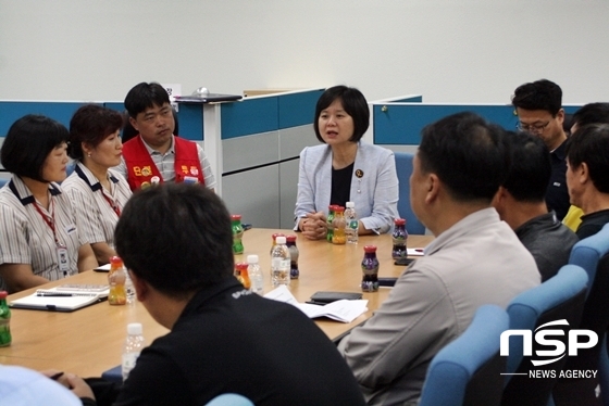 NSP통신-이정미 정의당 대표가 간담회에서 비정규직 노동자들의 이야기를 경청하고 있다. (김덕엽 기자)