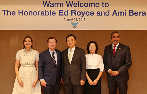 NSP통신-왼쪽부터 에드 로이스(Ed Royce) 미 하원 외교위원장 내외(왼쪽), 허영인 SPC그룹 회장 내외, 아미 베라 (Ami bera) 미 하원의원 (SPC그룹 제공)