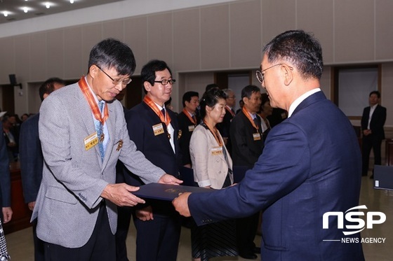 NSP통신-전남교육청이 30일 가진 오는 8월말 퇴직교원 훈·포장 전수식. (전남교육청)