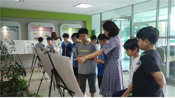 -1일 수원시 화양초등학교에서 1인 1주제 탐구발표 전시회가 화양초등학교 1층 중앙현관과 복도에서 개최됐다. (수원화양초등학교)