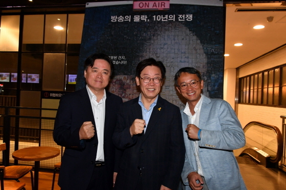 NSP통신-다큐영화 공범자들 관람후 관객과의 대화.사진 왼쪽으로 부터 최승호 피디,이재명 성남시장. (성남시)