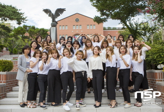 NSP통신-과정평가형 미용사(일반) 국가기술자격 시험에 합격한 계명문화대학교 뷰티코디네 이션학부 학생들이 즐거워하고 있다. (계명문화대학교)