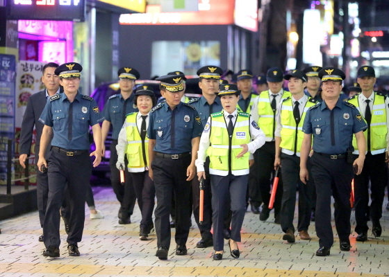 NSP통신-31일 이기창 경기남부경찰청장이 현장 직원들 및 자율방범대원 등 주민들과 평택역 앞 번화가에서 도보순찰을 하고 있는 모습. (경기남부경찰청)