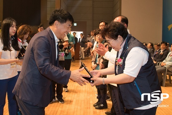 NSP통신-박정희 군산시의회 의장(오른쪽)이 제15회 전북시·군의회한마음대회에서 의정봉사대상을 수상하고 있다.